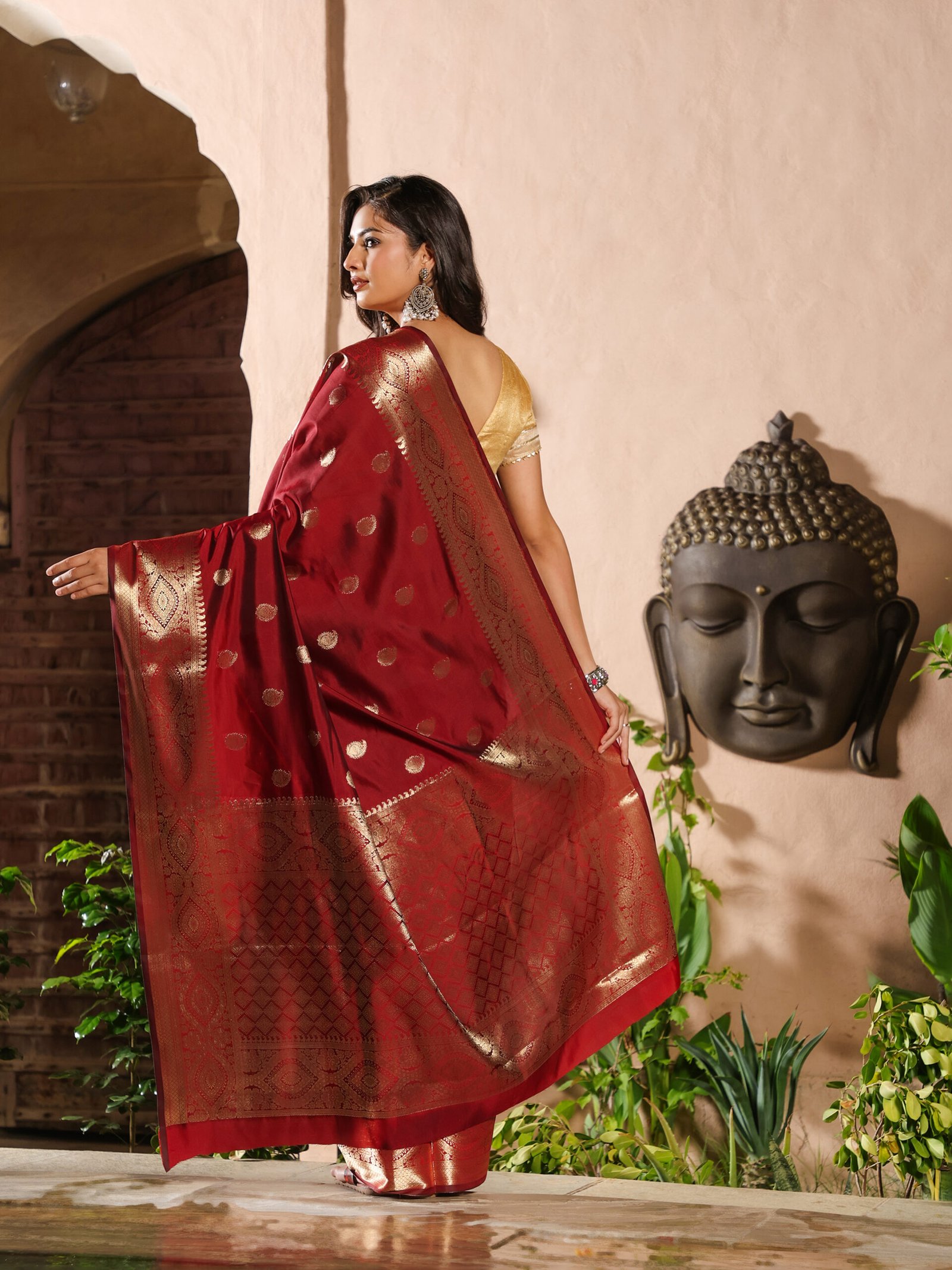 JACQUARD Saree - RED - Image 2